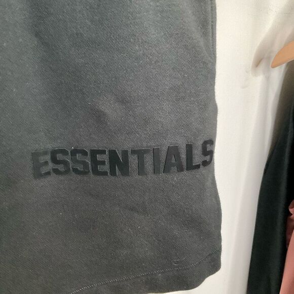 Fear of God Essentials Sweat Shorts - Picture 4 of 9